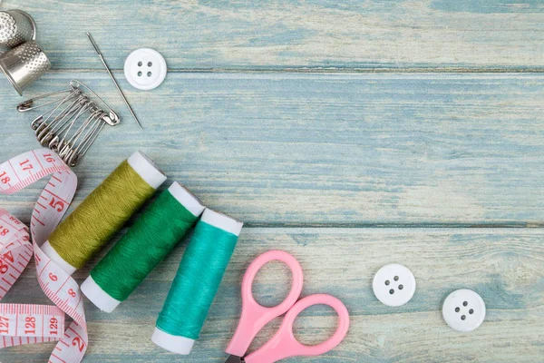 Hulpmiddelen Voor Het Naaien Handwerk Groene Houten Achtergrond Flat Lag — Stockfoto