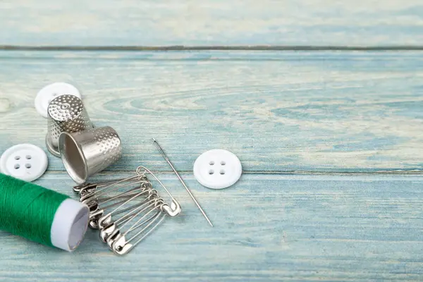 Hulpmiddelen Voor Het Naaien Handwerk Groene Houten Achtergrond Flat Lag — Stockfoto