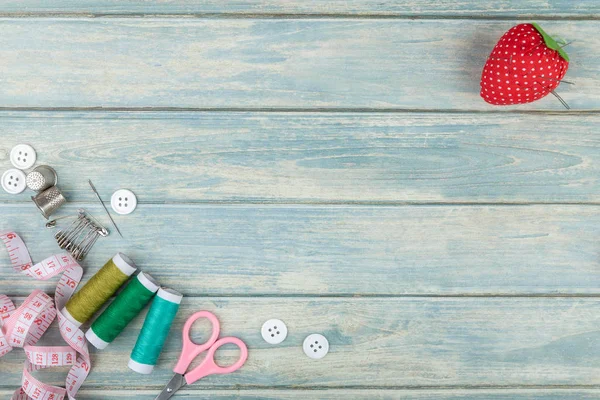 Araçlar dikiş ve iğne işi yeşil ahşap zemin üzerinde. Düz kopya alanı ile yatıyordu