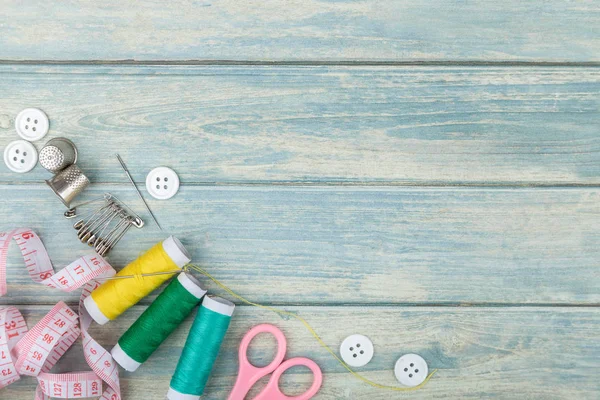 Hulpmiddelen Voor Het Naaien Handwerk Groene Houten Achtergrond Flat Lag — Stockfoto