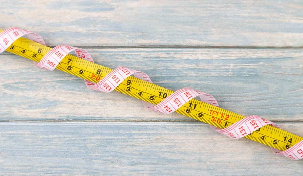 Elastik bant ve metal rulet closeup ölçme. Ölçümler yaparak farklı yolları