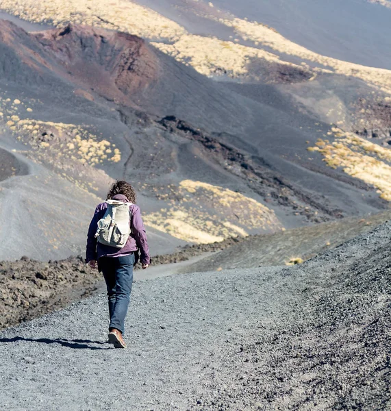 Vahşi doğal yol boyunca yürüyüş sırt çantası ile yalnız seyahat