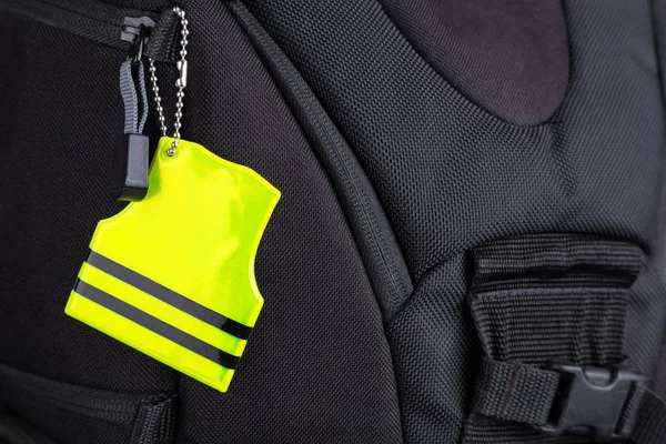 Réflecteur Sécurité Jaune Sur Sac Dos Noir Vue Rapprochée Concept — Photo