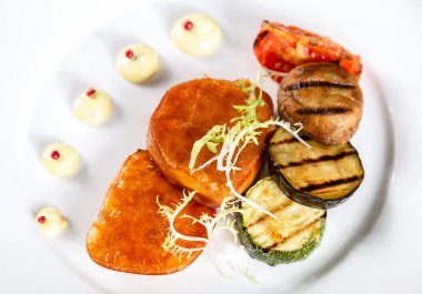 Kızarmış peynir scamorza ızgara sebzeli tabak