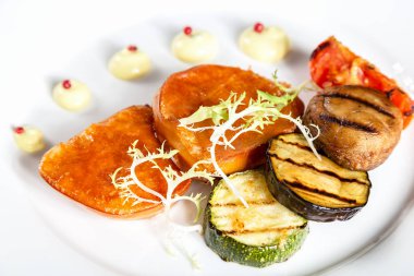 Kızarmış peynir scamorza ızgara sebzeli tabak