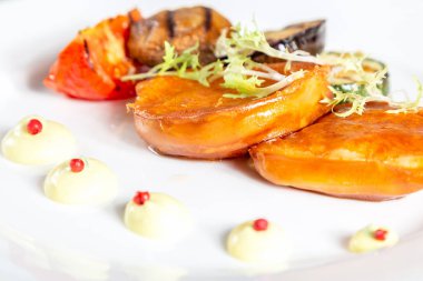 Kızarmış peynir scamorza ızgara sebzeli tabak