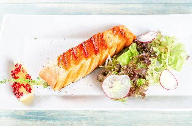 Marul, redish ve limon ile ızgara somon tabak