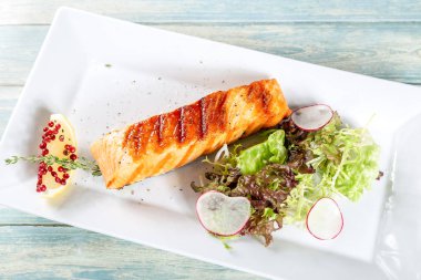 Marul, redish ve limon ile ızgara somon tabak