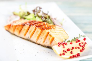 Marul, redish ve limon ile ızgara somon tabak