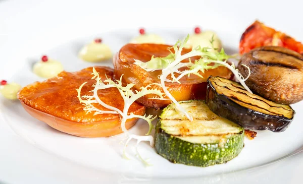 Kızarmış peynir scamorza ızgara sebzeli tabak