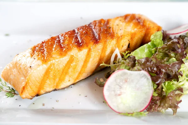 Marul, redish ve limon ile ızgara somon tabak