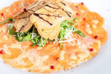 Roket salata ve kruton ile somon carpaccio tabağı