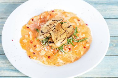 Roket salata ve kruton ile somon carpaccio tabağı