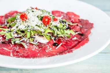 Ruccola, parmesan peyniri ve kurutulmuş domates ile dana Carpaccio