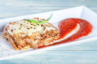 Geleneksel et lazanya domates sause ahşap tablo ile tabak