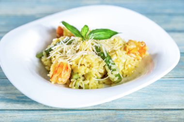 Tabak karides ve kuşkonmaz risotto