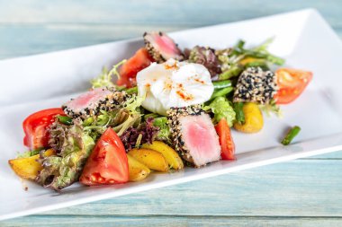Tabak Nisuaz salatası kavrulmuş ton balığı ve haşlanmış yumurta. Closeup görünümü