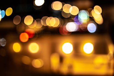 Arka plan. Bulanık trafik ve şehir ışıkları bokeh. Kentsel mood