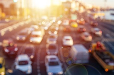 Arka plan bir karayolu üzerinde yoğun trafik. Bokeh ile bulanık Araçlar