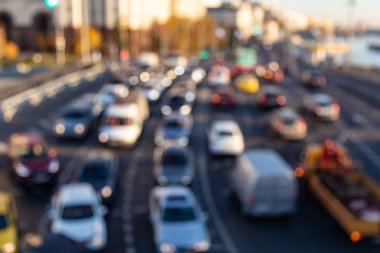 Arka plan bir karayolu üzerinde yoğun trafik. Bokeh ile bulanık Araçlar