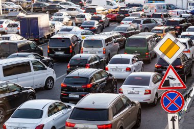 10/16/2018 Moskova, Rusya: trafik şehir merkezinde rush hour sırasında reçel