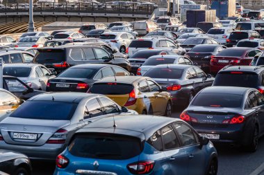 10/16/2018 Moskova, Rusya: trafik şehir merkezinde rush hour sırasında reçel