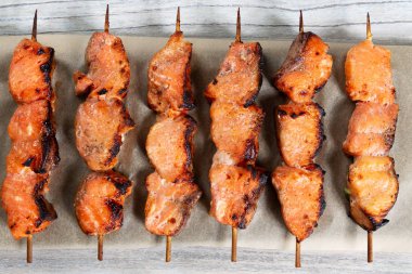 Ahşap bir masaya servis Balık Kebap