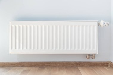 İç detay. Beyaz bir duvar üzerinde beyaz metal radyatör