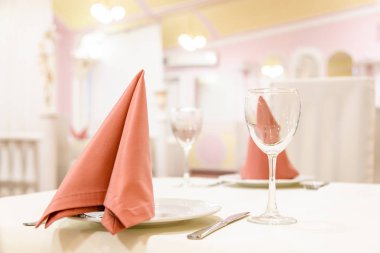 Bir restoranda bir tablo görünümünü portre