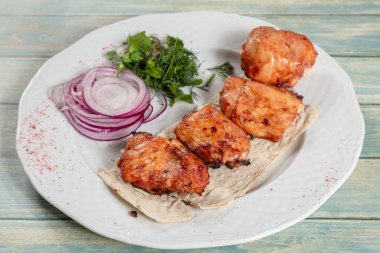 Tabak kızarmış et. Soğan, yeşillik ve nar Kebap