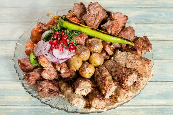 Plate Different Types Grilled Meat Potatos Vegetables Wooden Table — Stock Photo, Image