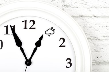 Hava tahmini kavramı: hava gösterilen saat. Gece yağmur