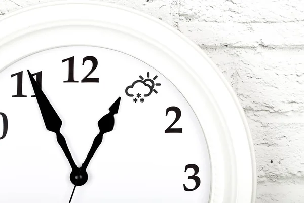 Concept Prévisions Météorologiques Horloge Indiquant Météo Neige Nuit — Photo