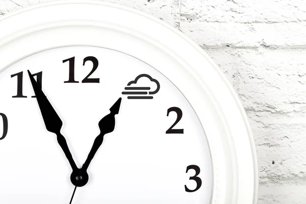 Concepto Pronóstico Del Tiempo Reloj Que Muestra Tiempo Nublado Viento — Foto de Stock