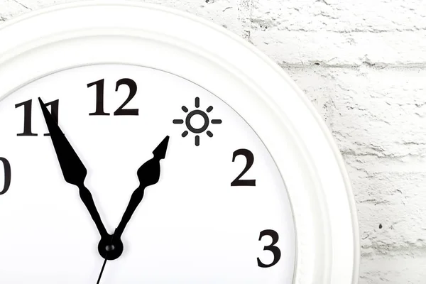 Concept Prévisions Météorologiques Horloge Indiquant Météo Journée Ensoleillée — Photo
