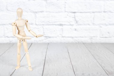 Mockup avuç içi gidiyor ahşap insan kukla ile