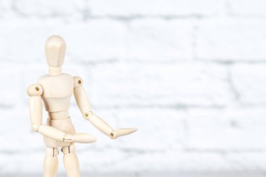 Mockup avuç içi gidiyor ahşap insan kukla ile