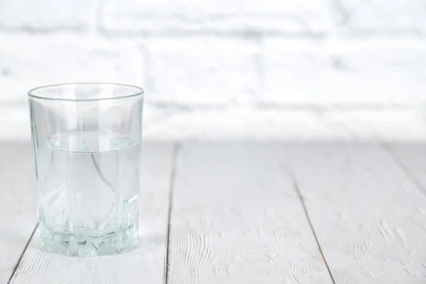 Glas Water Witte Tafel Met Een Kopie Ruimte — Stockfoto