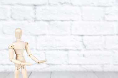 Mockup avuç içi gidiyor ahşap insan kukla ile