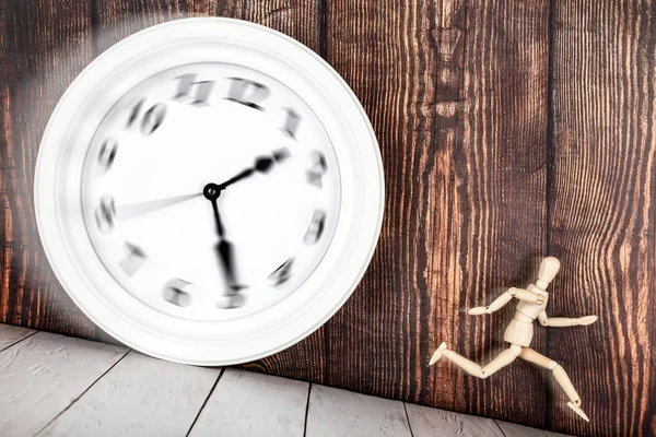 Figura Umana Legno Esecuzione Dal Rolling Clock Concetto Problemi Tempo — Foto Stock