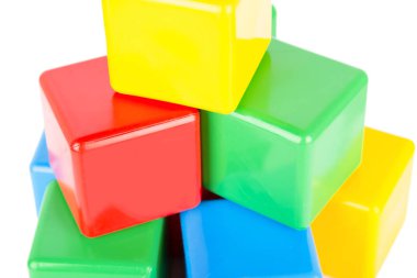 Beyaz arka plan üzerinde izole plastik oyuncak küpleri closeup görünümü