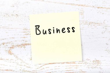 El yazısı metnini iş ile ahşap masa üzerinde sarı yapışkan not