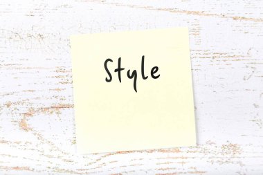 El yazısı metnini stiliyle ahşap masa üzerinde sarı yapışkan not