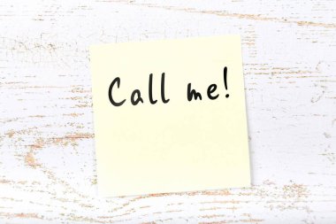 El yazısı metin ile ahşap masa üzerinde sarı yapışkan not beni ara