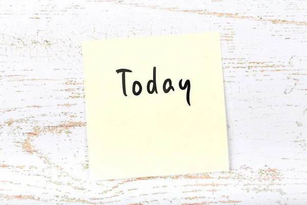 El yazısı metnini bugün ile ahşap masa üzerinde sarı yapışkan not