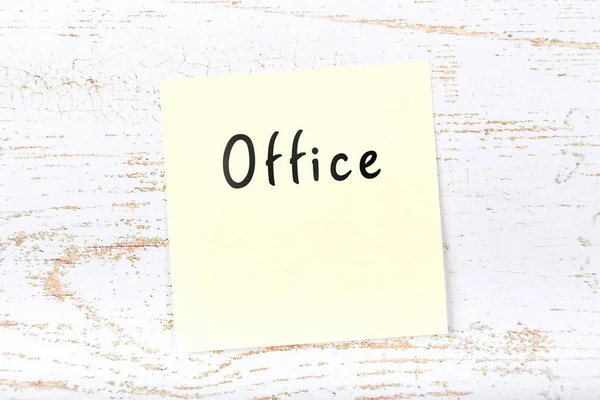 Yazısı Metnini Office Ile Ahşap Masa Üzerinde Sarı Yapışkan — Stok fotoğraf