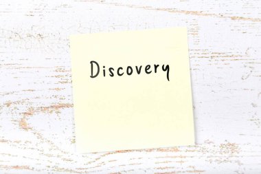 El yazısıyla aldığınız iletiyle sarı yapışkan not