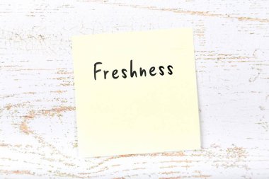 El yazısıyla aldığınız iletiyle sarı yapışkan not