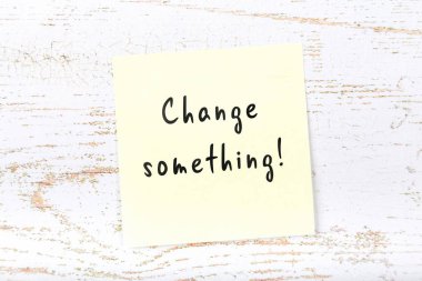 El yazısıyla aldığınız iletiyle sarı yapışkan not