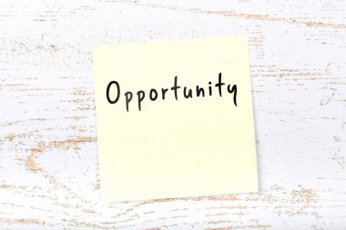 El yazısıyla aldığınız iletiyle sarı yapışkan not